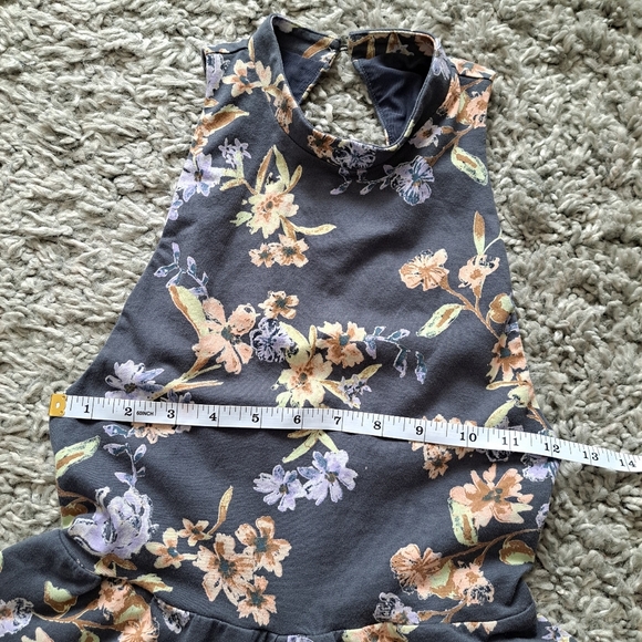 Kimchi Blue | Grey & flower sleevless open back shorts romper/ Jumpsuit - Picture 10 of 13